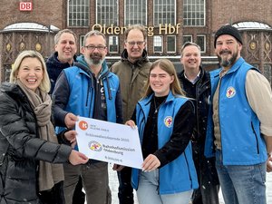 Mirja Viertelhaus-Koschig, Vorsitzende KLEINER KREIS, Mario Behrends, Vorstand Diakonie, Stephan Mickoleit, Bahnhofsmission, Dirk Heitkötter, Geschäftsführer KLEINER KREIS, Lena Ilgner, Bahnhofsmission, Dr. Friedrich Ley, Vorstand Diakonie, und Kai Niemann, Bahnhofsmission (v.l.) bei der Spendenübergabe vor dem Oldenburger Hauptbahnhof.